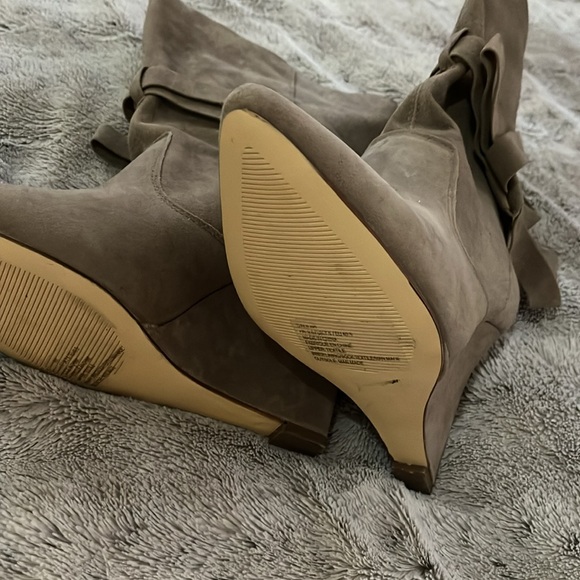Taupe wedge booties 9.5 faux suede bow detail paper bag top Dalilah Shoe Dazzle - Picture 6 of 8